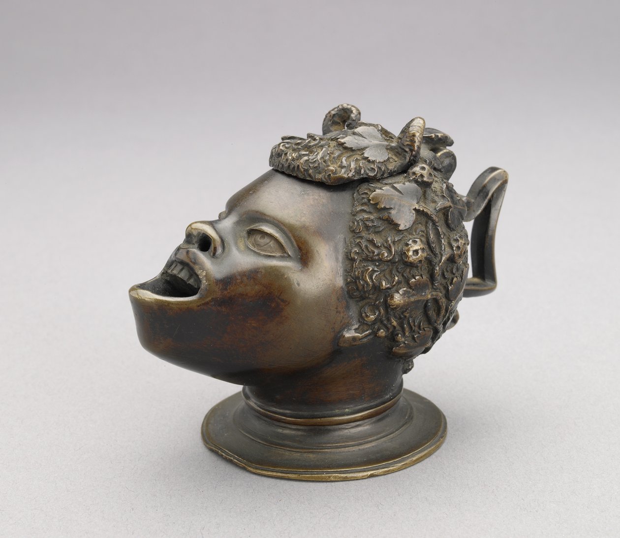 Lampe eller blækhus i form af hovedet af en afrikansk dreng; hængslet låg og kantet håndtag, ca. 1510-30 bronze af Severo da Ravenna