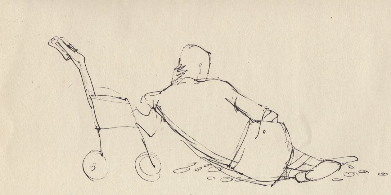 Mand lænet op ad klapvogn på stranden, c1950. af Shirley Markham