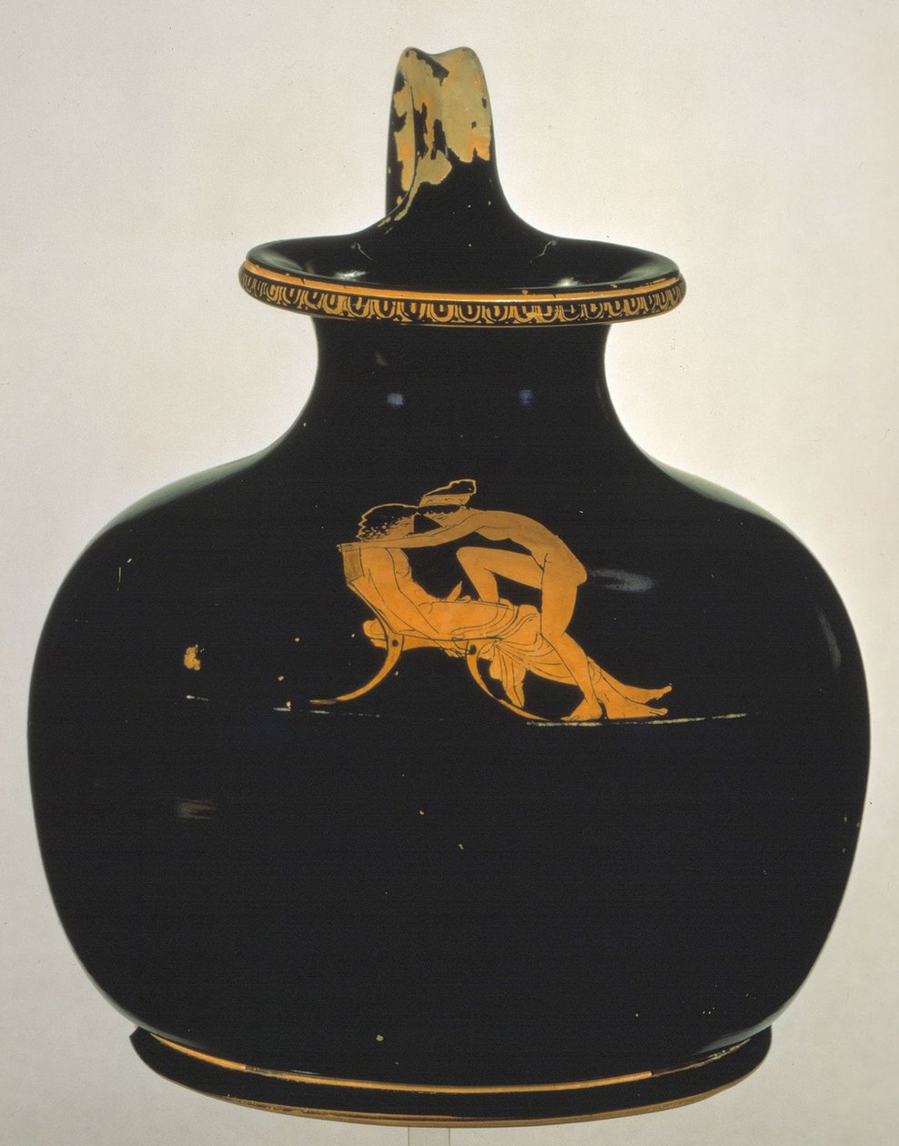 Oinochoe. Kærlighedsskabende nøgen pige, der klatrer op på et drenges skød, ca. 430 f.Kr af Shuvalov Painter