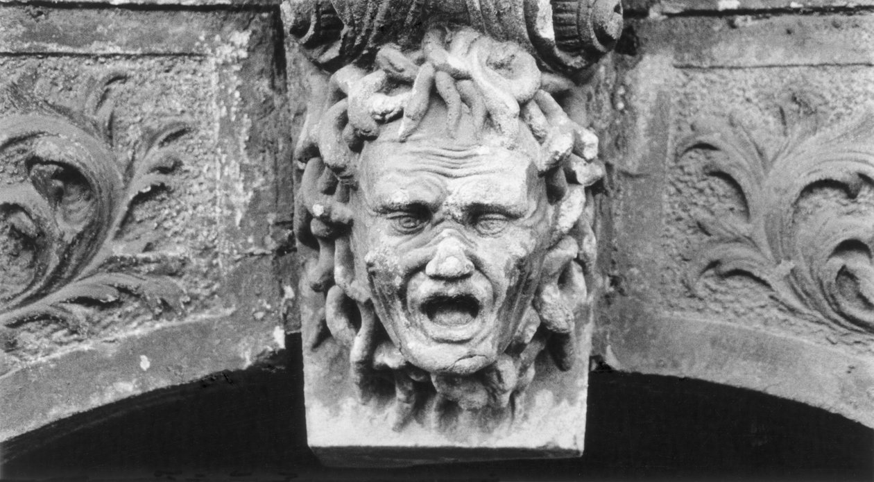 Skulpteret hoved, Schloss Hainewalde, Sachsen, Tyskland af Simon Marsden