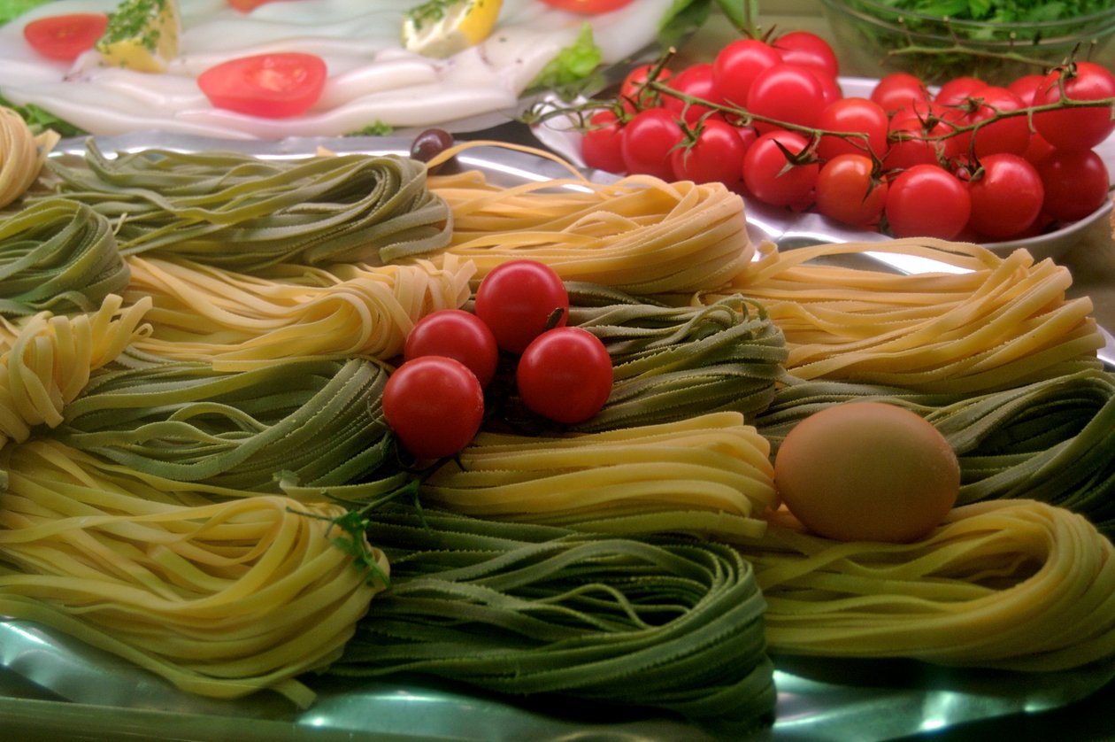 Frankrig, Paris: Pasta i udstillingsvindue på en offentlig gade, 2022 (foto) af Sisse Brimberg