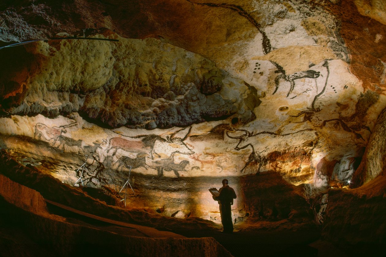 Tyrehallen med masser af kalcitvægge i Lascaux-grotten. af Sisse Brimberg