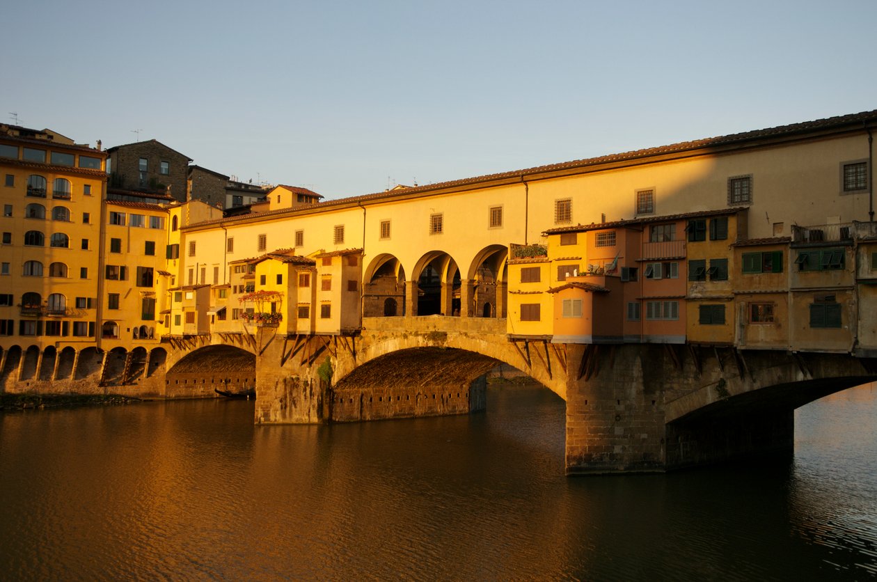 Italien, Firenze, Tidlig morgensolopgang på Ponte Vecchio ved daggry, 2022 (foto) af Sisse Brimberg