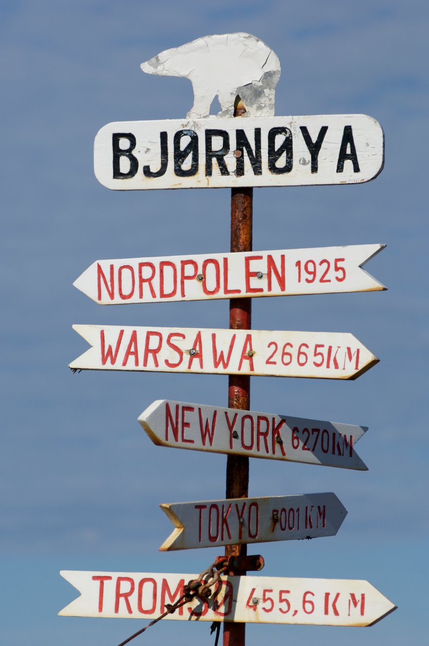 Norge, vejvisningsskilt på Bjørnøya, 2022 (foto) af Sisse Brimberg