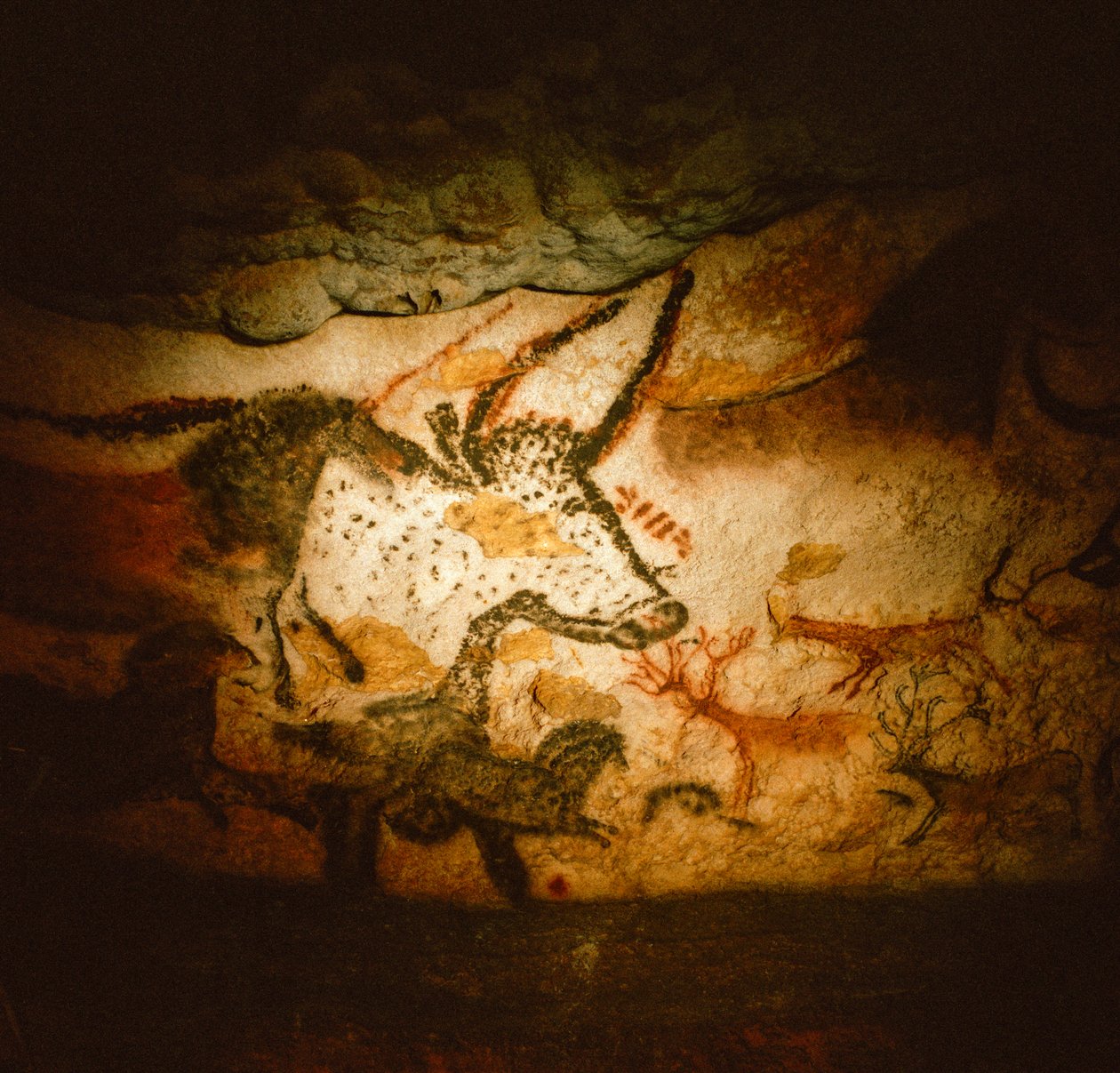 Maleri af en tyrs hoved i tyrens kammer, Lascaux-grotten af Sisse Brimberg