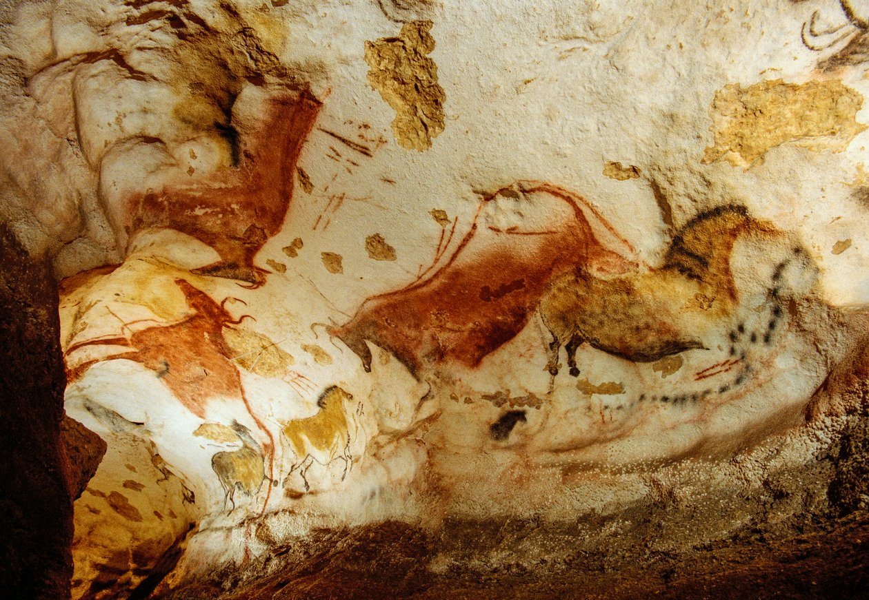 Forhistoriske kunstnere malede robuste heste på loftet i Axial Gallery, Lascaux, Frankrig. af Sisse Brimberg