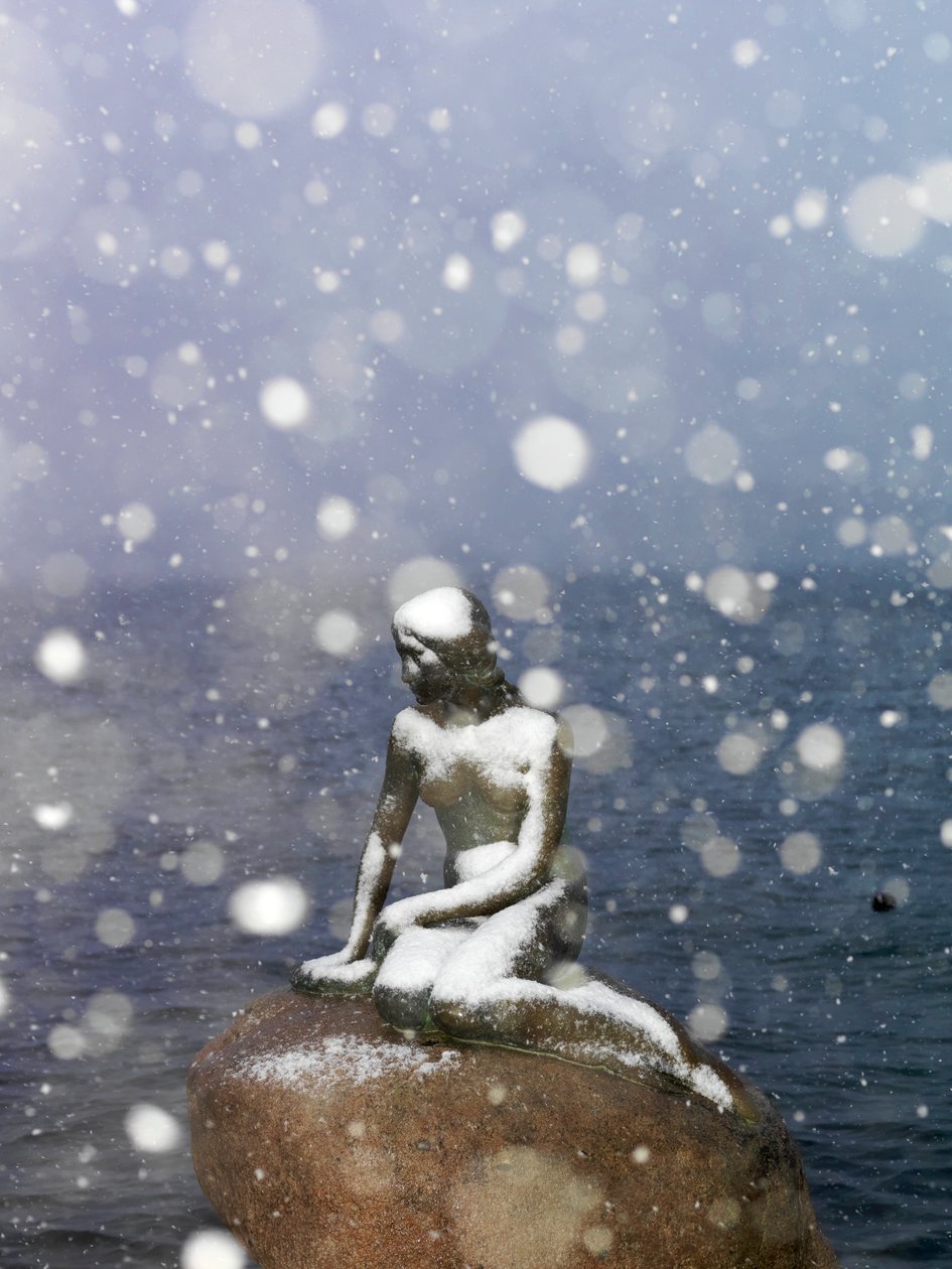 Snestorm på Den Lille Havfrue-statuen af Edvard Eriksen, vinter i København, 2022 (foto) af Sisse Brimberg