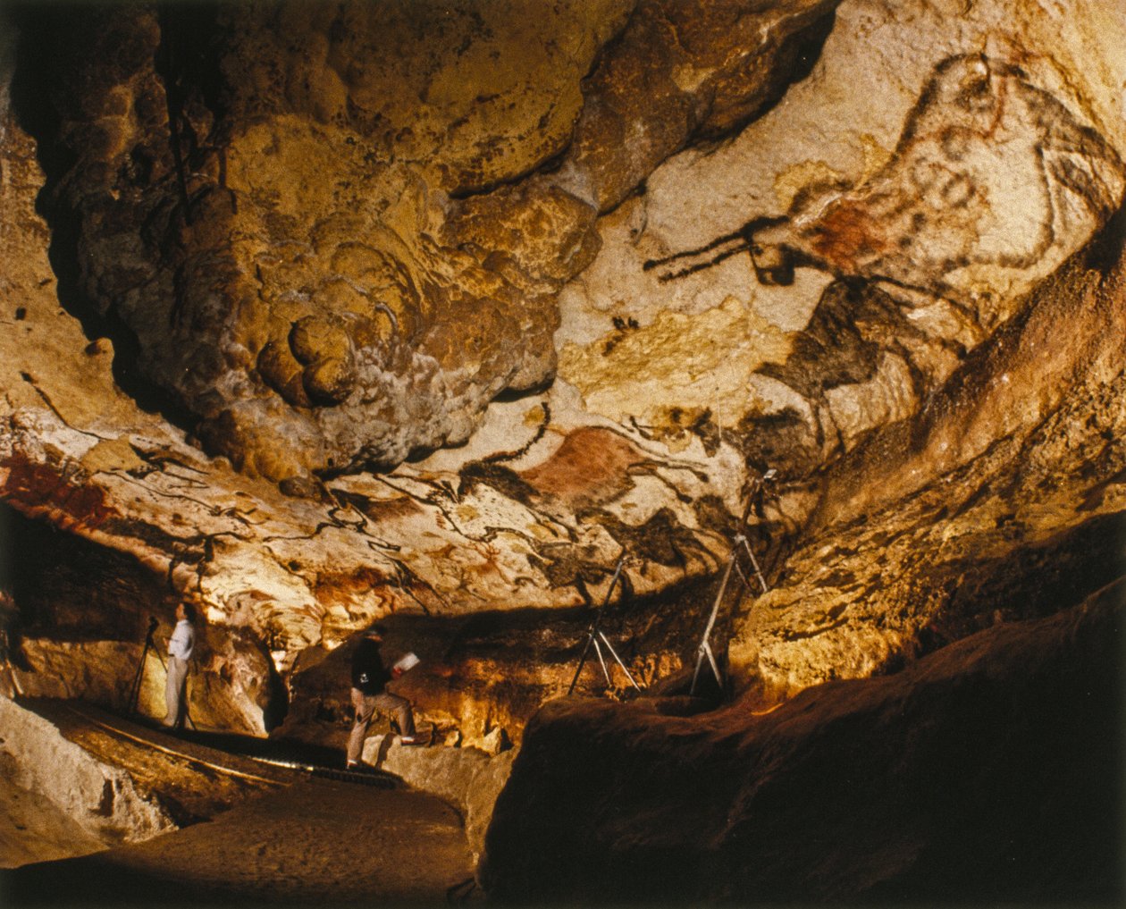 Den mytiske enhjørning fra Lascaux og andre Lascaux-malerier, der blev malet for over 17.000 år siden. af Sisse Brimberg