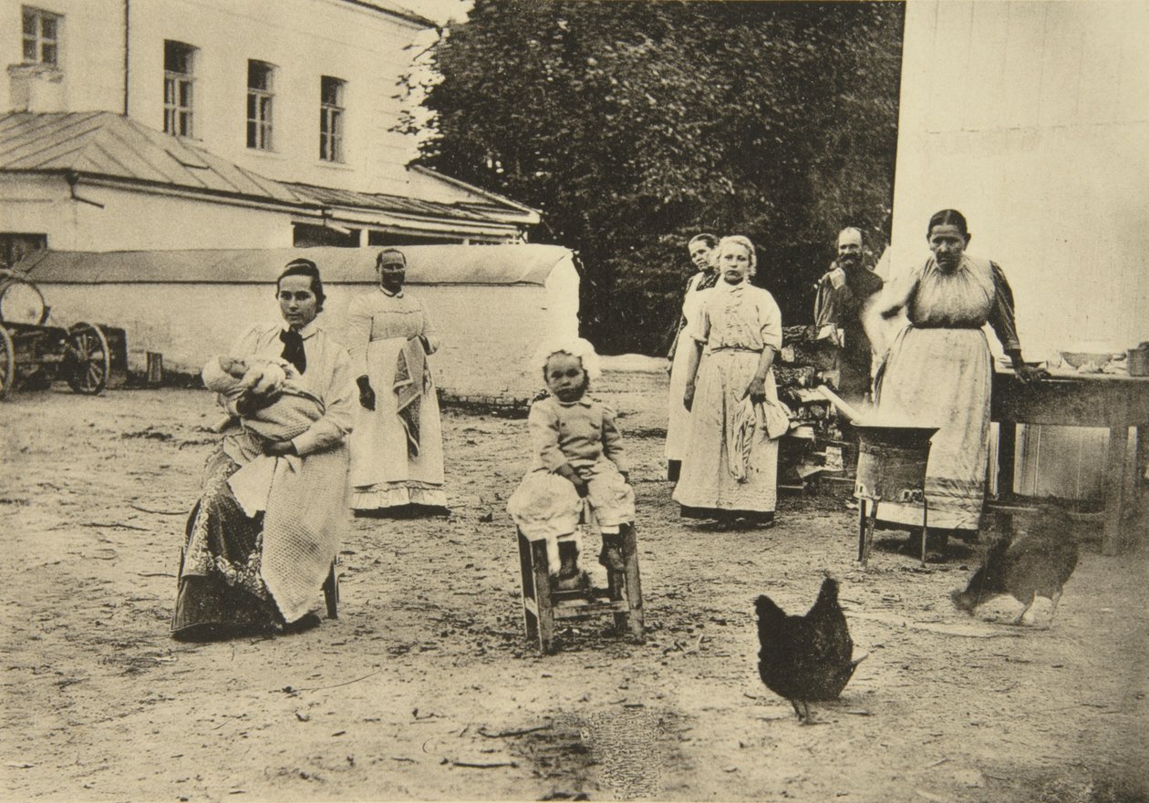 At lave syltetøj i gården til Leo Tolstojs hus, Yasnaya Polyana, nær Tula, Rusland, 1900 af Sophia Andreevna Tolstaya