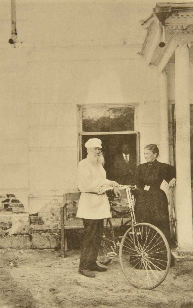 Den russiske forfatter Leo Tolstoj med en cykel, Rusland, 1890