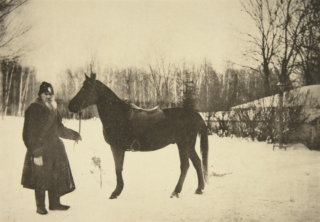 Den russiske forfatter Leo Tolstoy med en hest, Yasnaya Polyana, nær Tula, Rusland, 1905. af Sophia Andreevna Tolstaya
