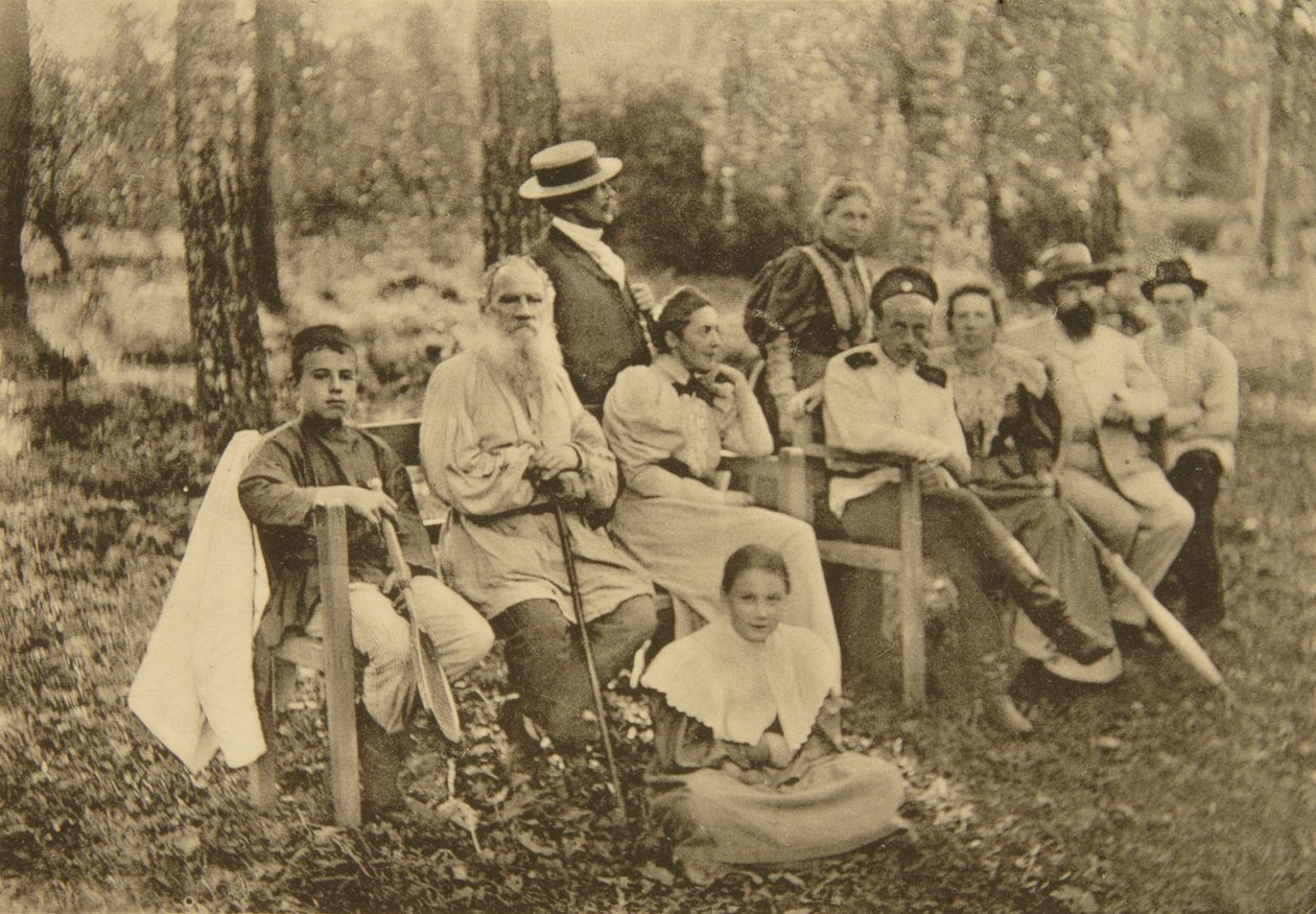 Den russiske forfatter Leo Tolstoy med gæster, Yasnaya Polyana, nær Tula, Rusland, 1895. af Sophia Andreevna Tolstaya