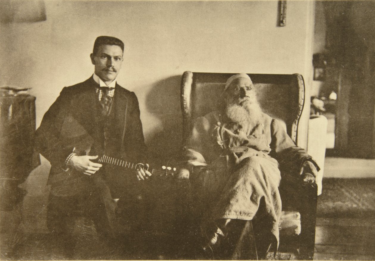 Den russiske forfatter Leo Tolstoj med balalajkaspilleren Boris Troyanovsky, Rusland, 1909 af Sophia Andreevna Tolstaya