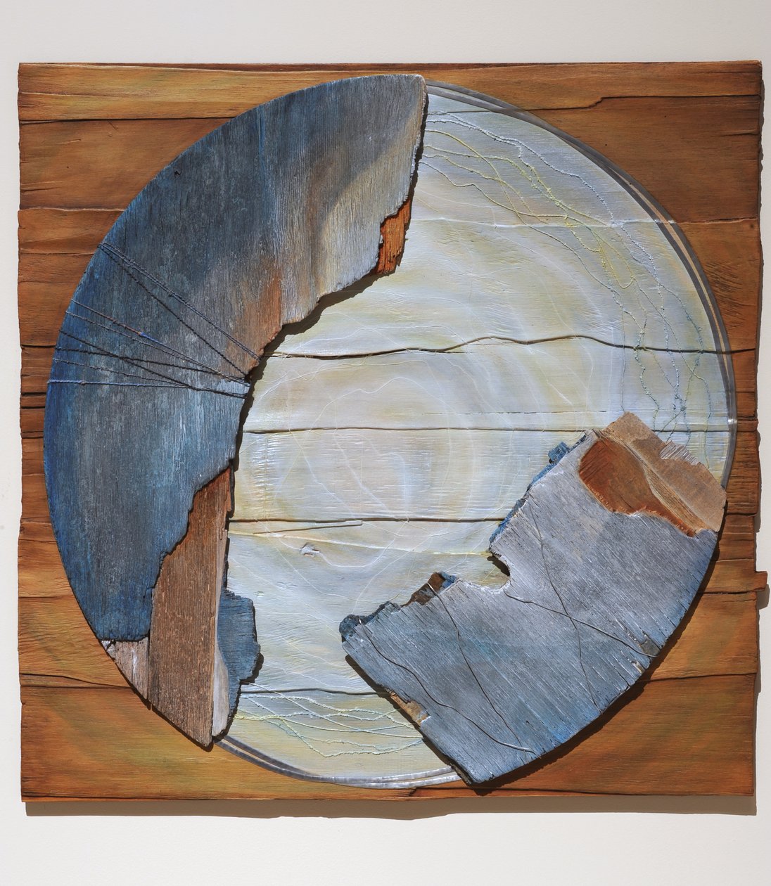 Jomfru og barn, 2007 (panel, fundne materialer, tekstil, irridescent medium) af Sophie Hacker