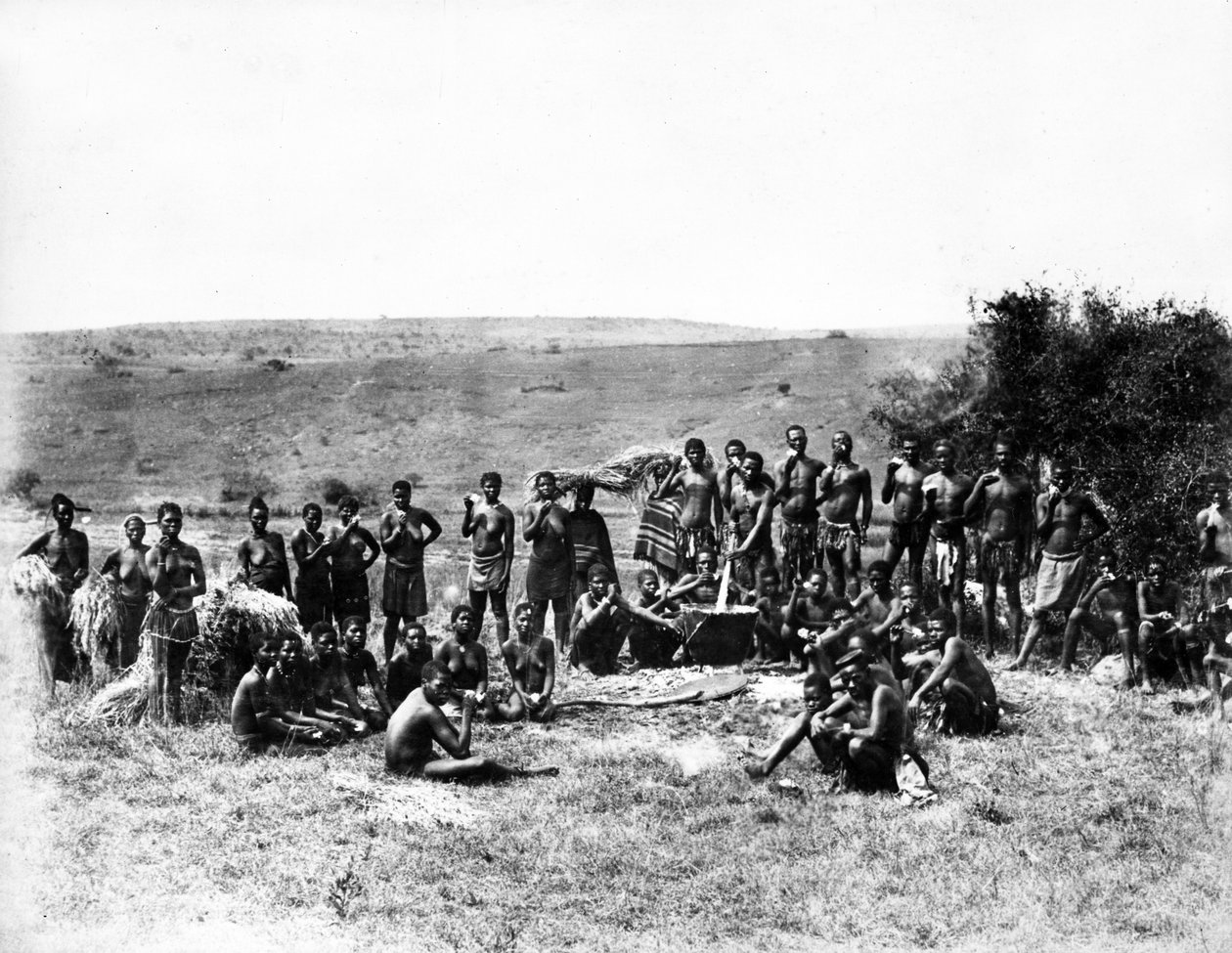 Gruppe af zuluer, der har deres Scouff, ca. 1895 af South African Photographer