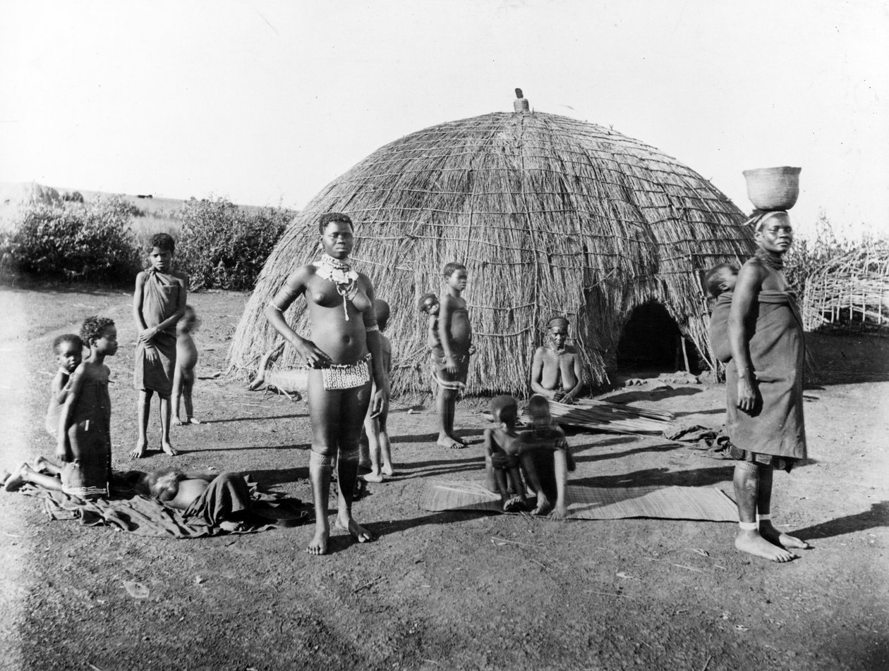 At lave måtter i Zululand, ca. 1895 af South African Photographer