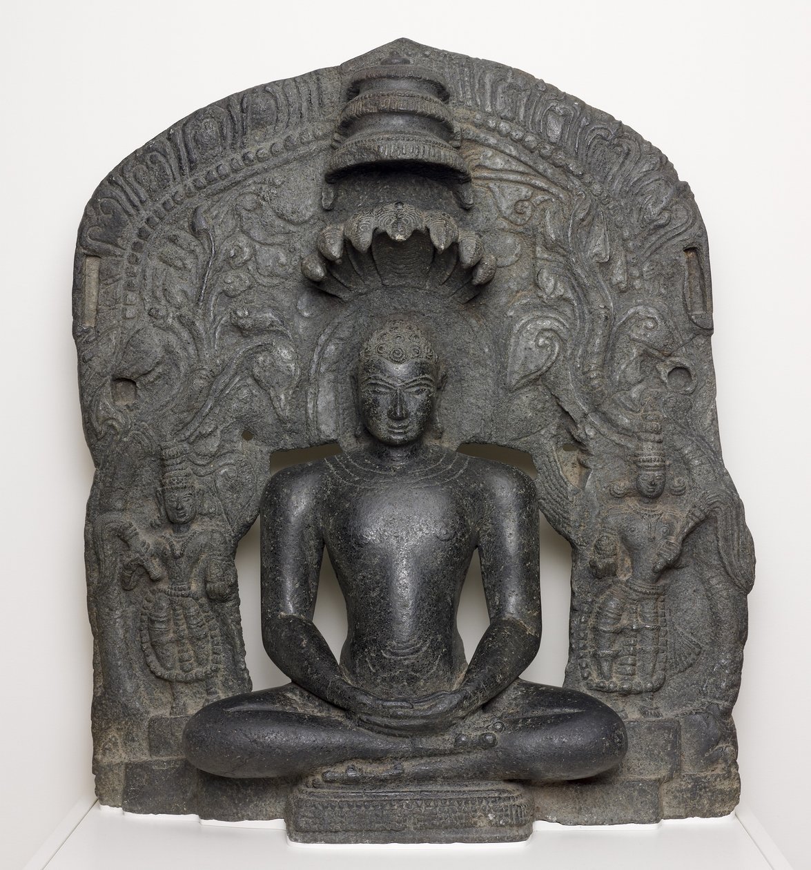 Jain Tirthankar Parshvanath med Serpent Hood siddende i meditation (Dhyamudra), fra Karnataka, Indien (Chlorite) af South Indian School