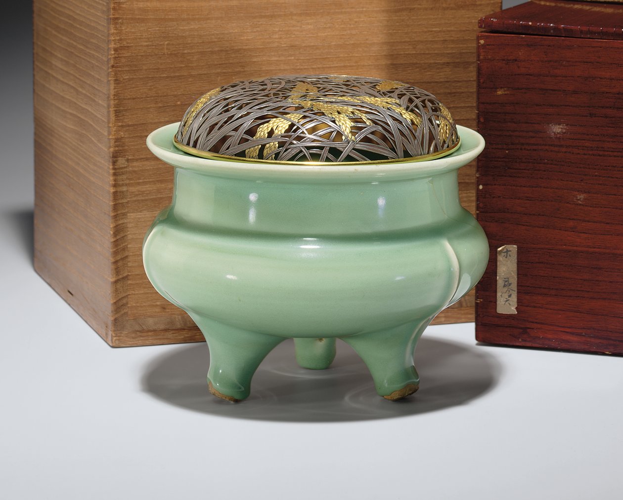 Stort Longquan celadon stativ røgelseskar med japansk pakkeforgyldt metalcover (keramik) (se også 349496) af Southern Song Dynasty Chinese School
