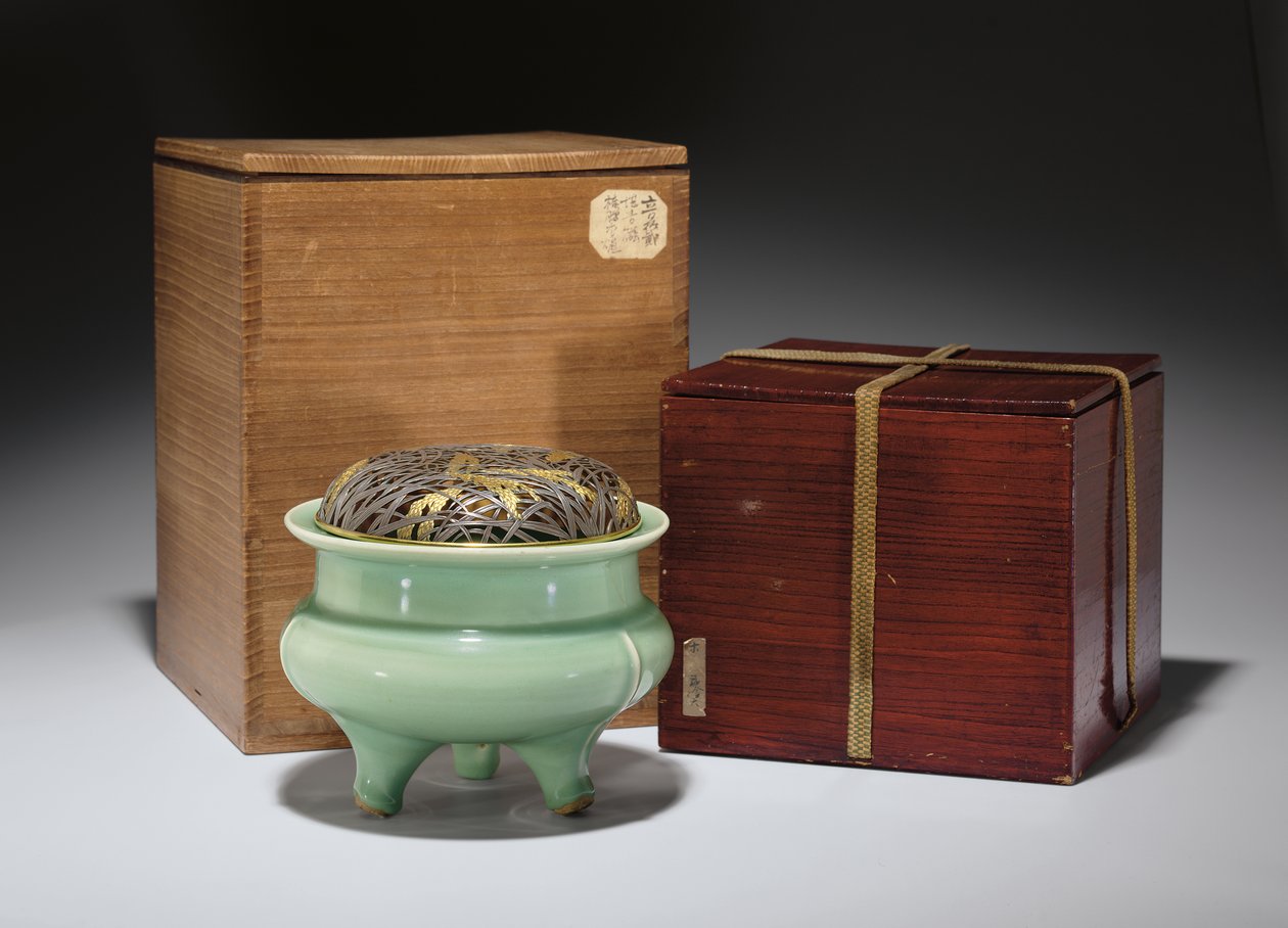 Stort Longquan celadon stativ røgelseskar med japansk pakkeforgyldt metalcover (keramik) (se også 349486) af Southern Song Dynasty Chinese School