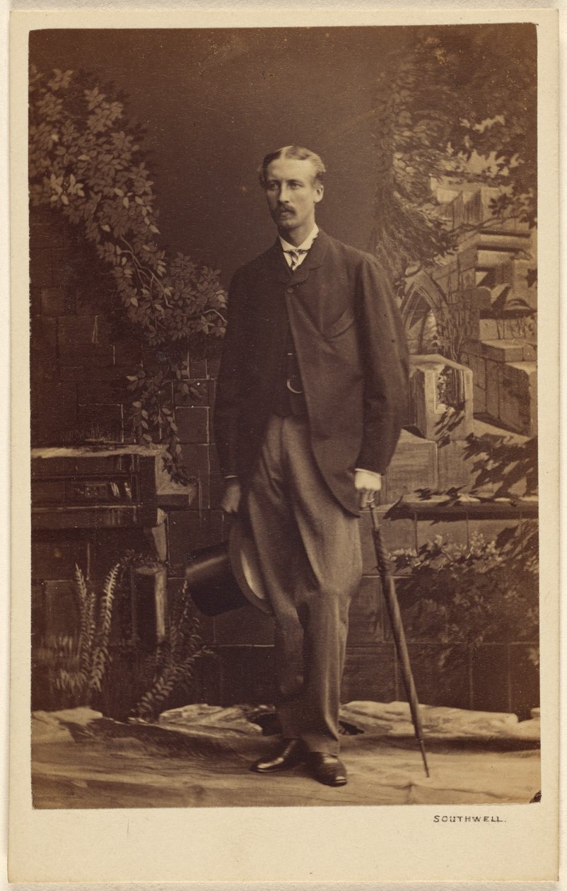 [Uidentificeret mand med overskæg, der holder en høj hat og en paraply, stående]. af Southwell Brothers