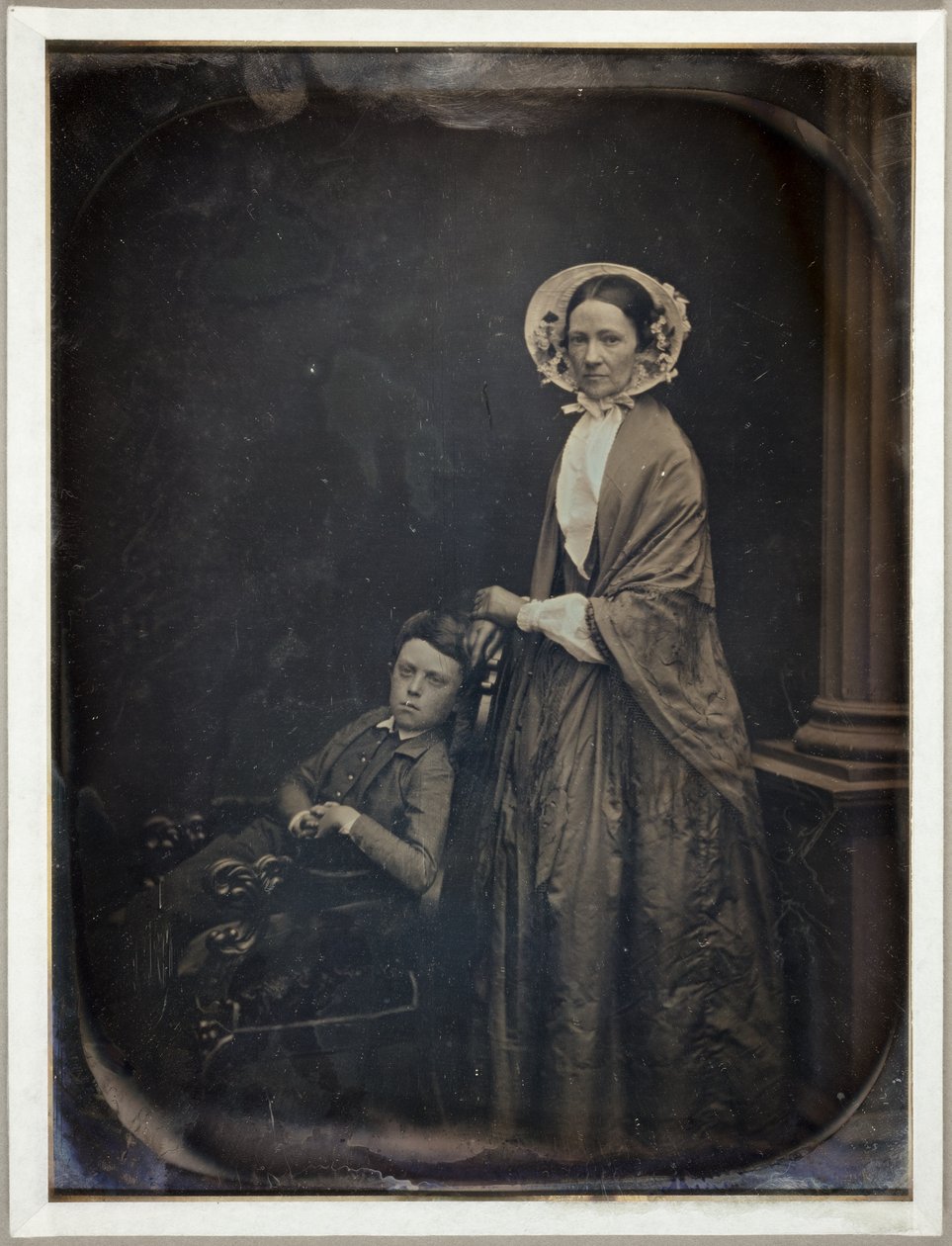 Uden titel (En kvinde i hætte og sjal, med sin siddende søn) af Southworth and Hawes