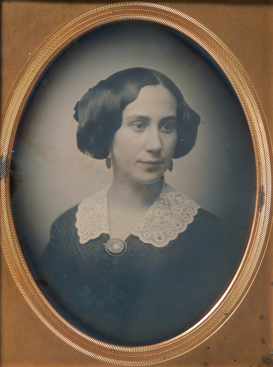 Ung kvinde iført blondekrave og -broche, 1850