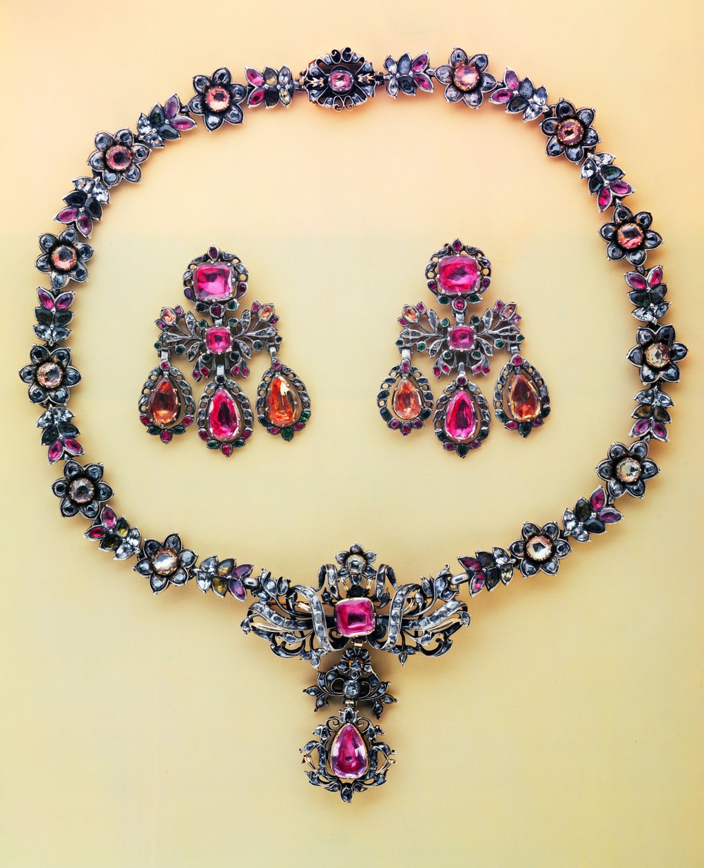 Halskæde af forskellige farvede topaser og rosendiamanter, spansk, 1700-tallet (topaz og rosendiamant) af Spanish School