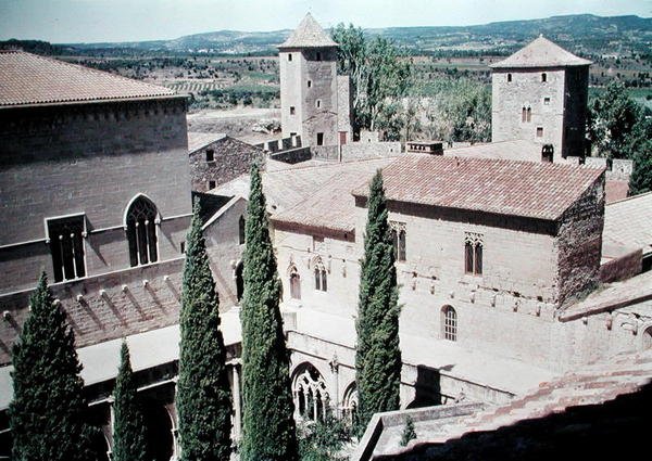 Udsigt over klostret Santa Maria de Poblet, grundlagt i 1149 og restaureret i 1940 af Spanish School