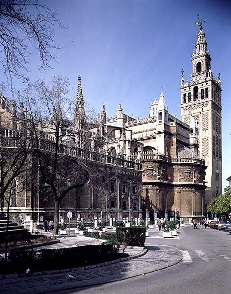 Udsigt over den østlige facade med Giralda-tårnet bagved af Spanish School