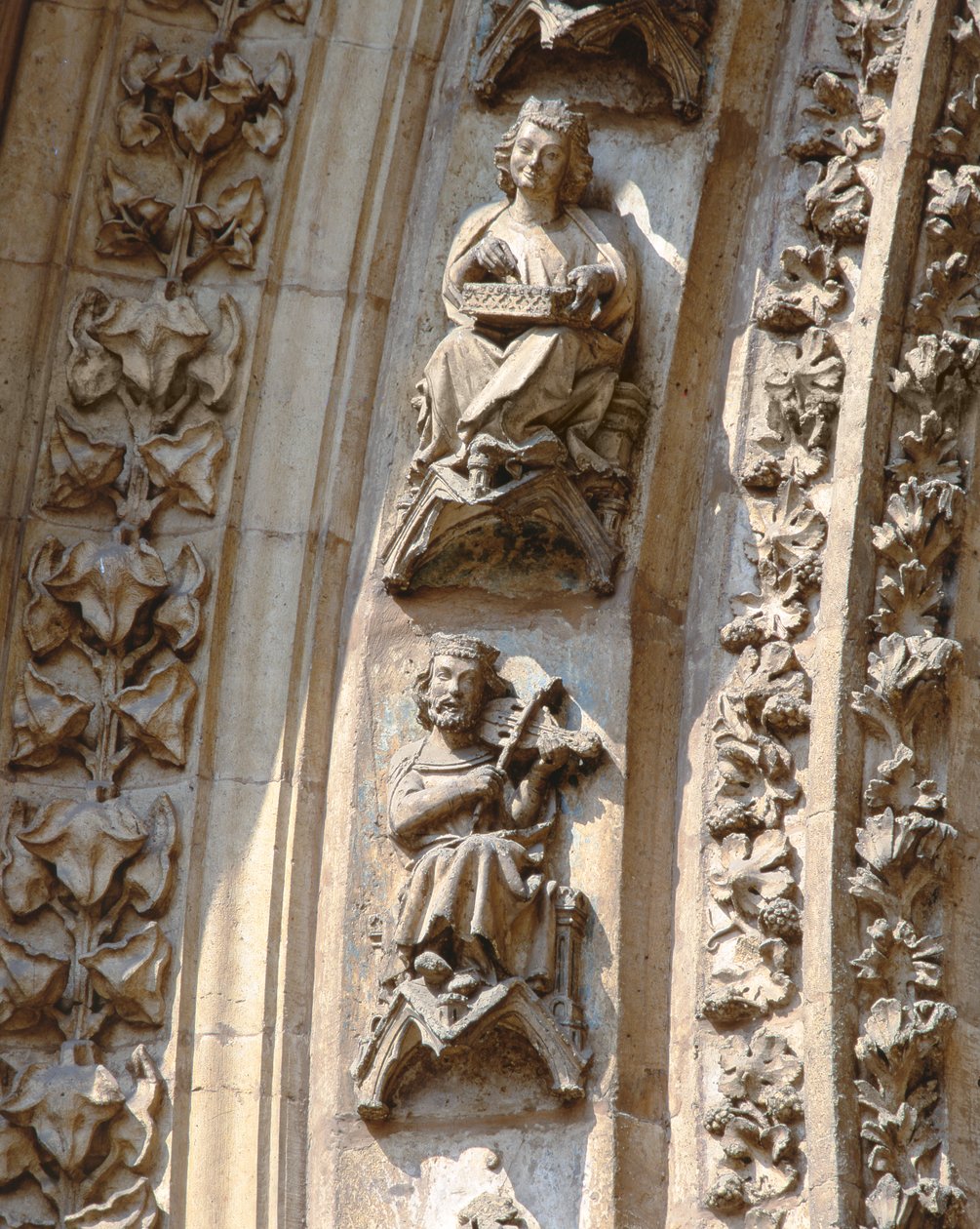 Archivolt af den centrale portal af vestfacaden, detalje af en violinist og en citerspiller, ca. 1350-1400 (høj relief) af Spanish School