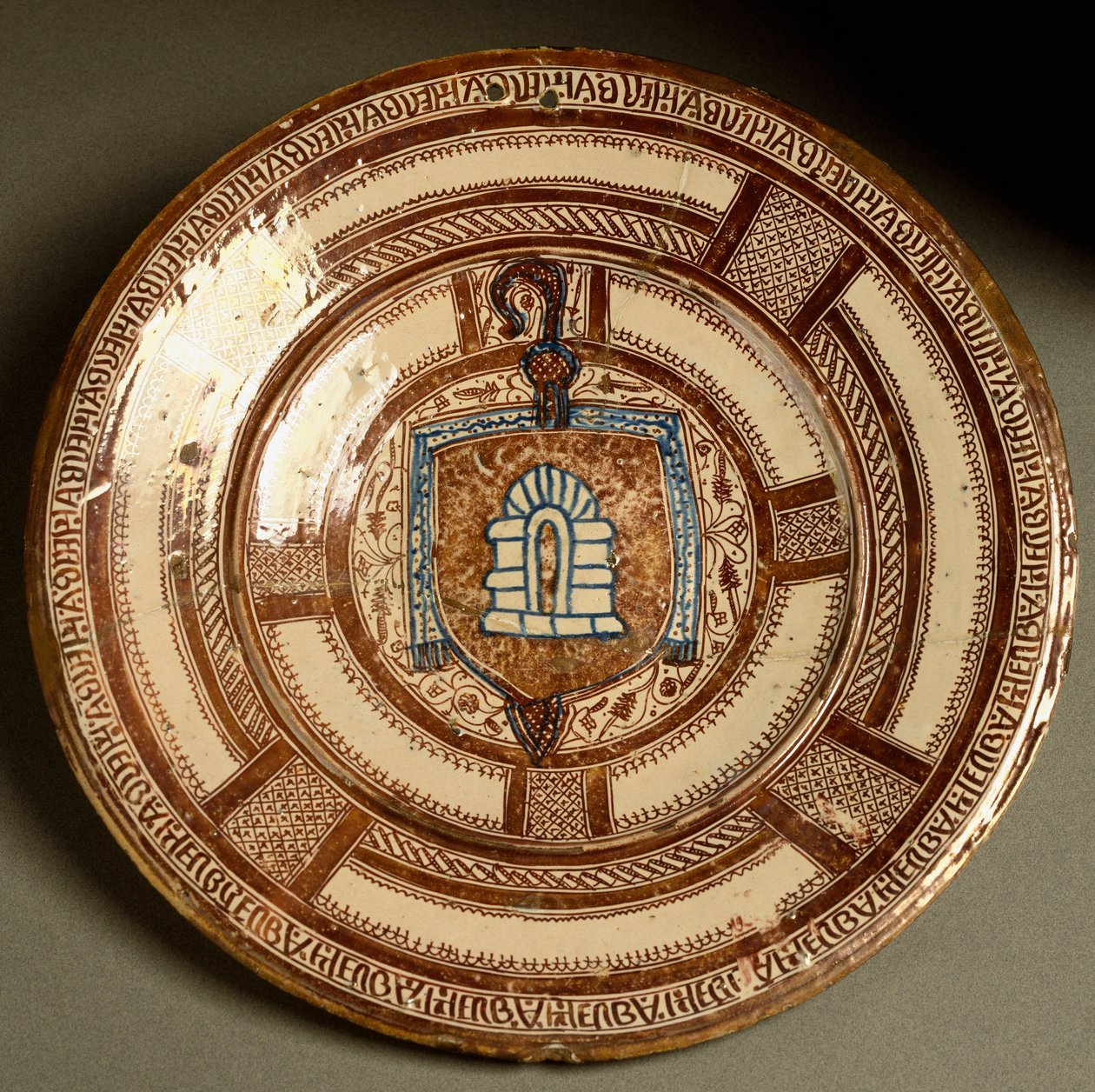 Blazon af klostret Poblet, cistercienserkloster i Catalonien. Keramisk plade produceret nær Valencia, Spanien. Firenze fra det 16. århundrede, Museo Nazionale del Bargello af Spanish School