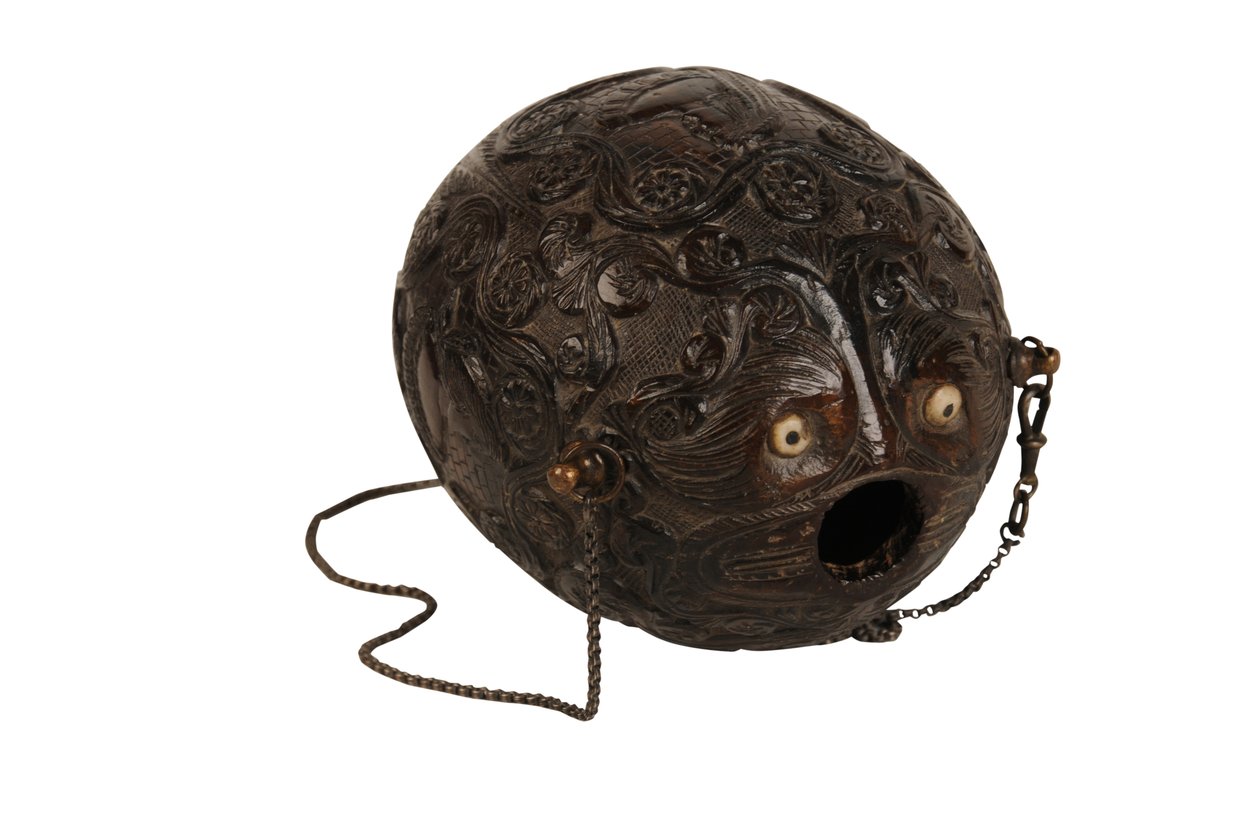 Udskåret kokos pulver kolbe bugbear, spansk koloni, ca. 1800 (kokosnød) af Spanish School