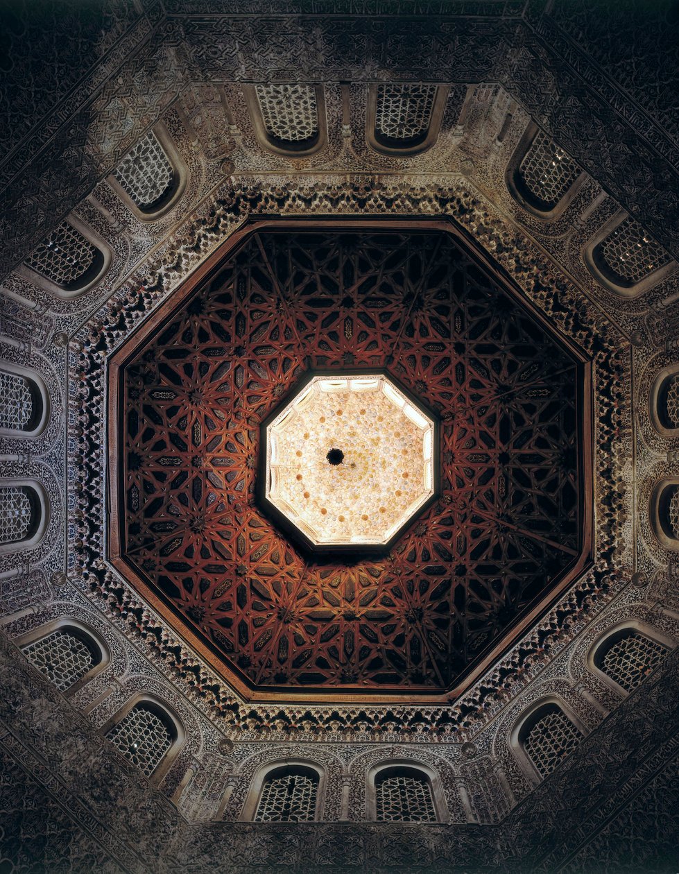 Loftet på Madrasaen i Granada, Spanien, bygget i 1349 (foto) af Spanish School