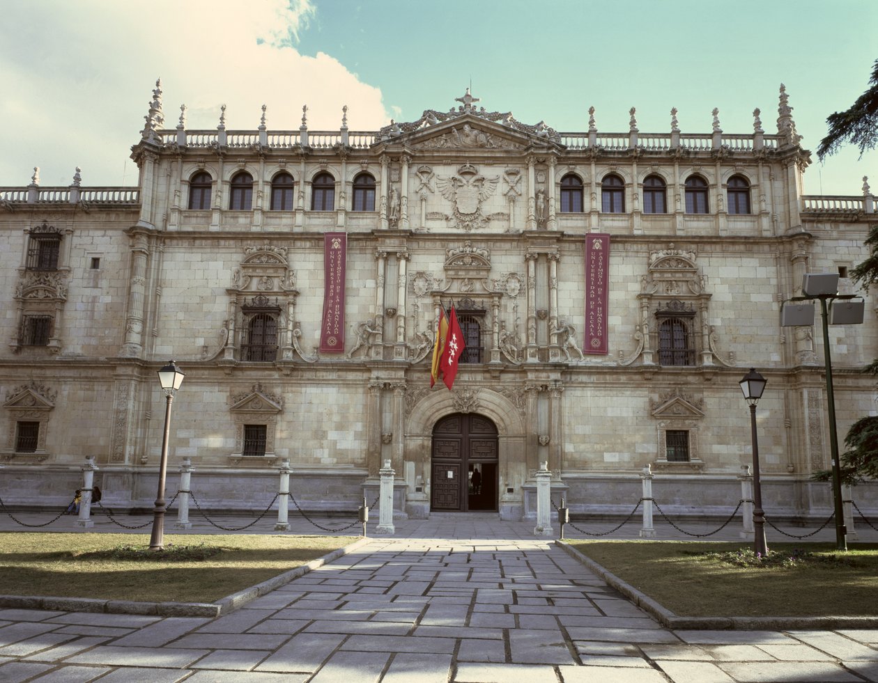 Indgang til universitetet, grundlagt af kardinal Cisneros i 1486 af Spanish School