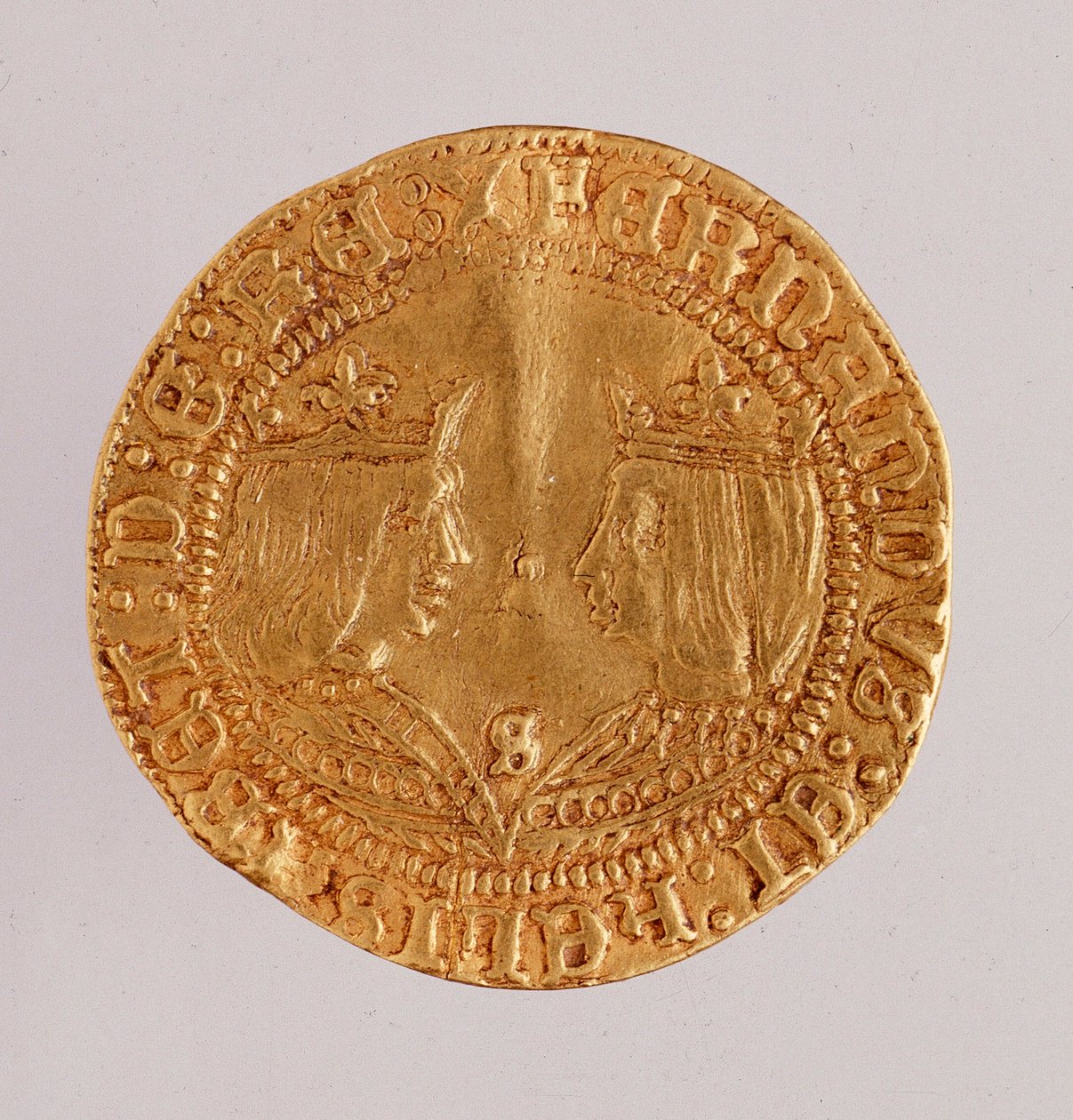Guldmønt fra Spanien: katolikker, kong Ferdinand og Isabella (Ferdinand II af Aragon og Isabella I af Castilien). 1474-1516 Diam. 2,7 cm Napoli, museo archeologico af Spanish School