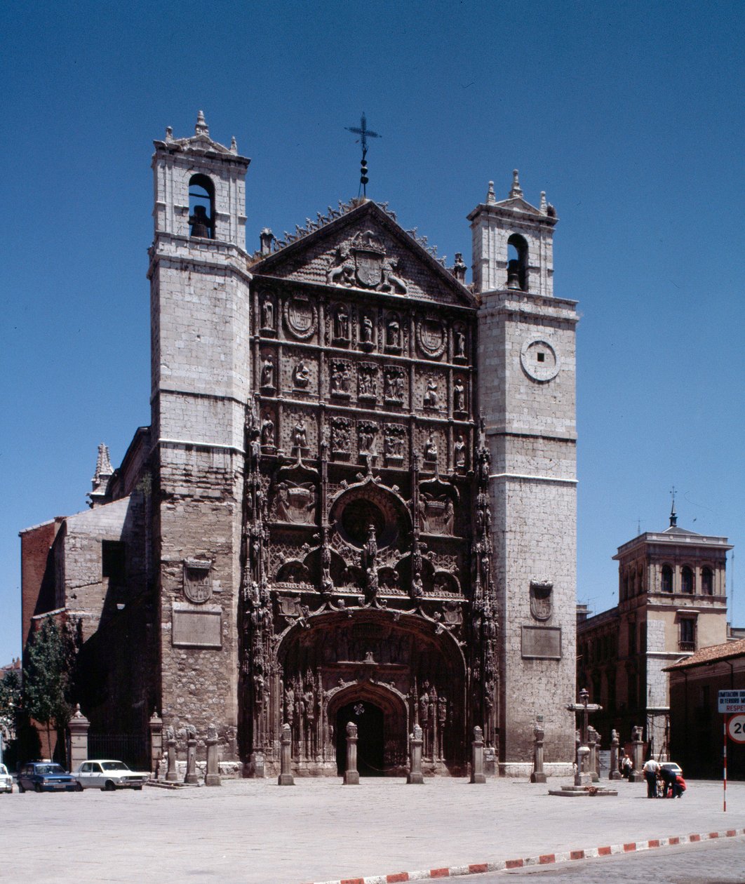 Elizabethansk gotisk kunst: Udsigt over klosterkirken i St. Petersborg. Paul (Saint Paul) (St. Pauls konventionelle kirke) 1445-1616 af Valladolid (Udsigt over Isabelline gotisk-platerisk kirke St. Paul i Valladolid, Spanien) af Spanish School