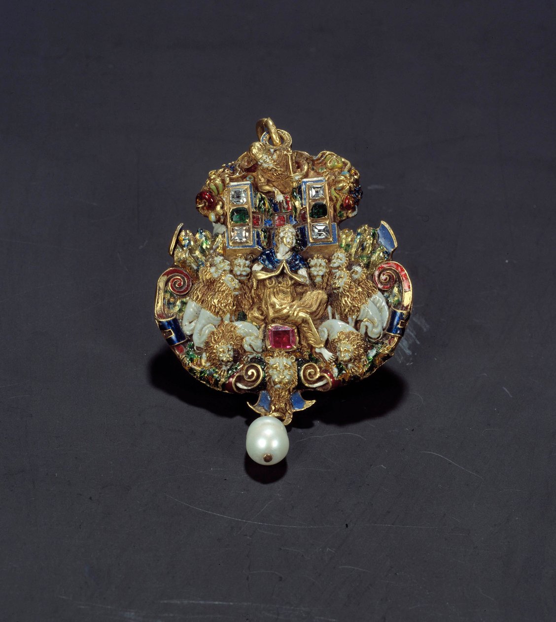 Smykker: diamantvedhæng, emalje på guldrund, smaragd og perle, der repræsenterer Daniel i løvegraven. 1550-1600. Fra Spanien. Paris, Louvre-museet af Spanish School