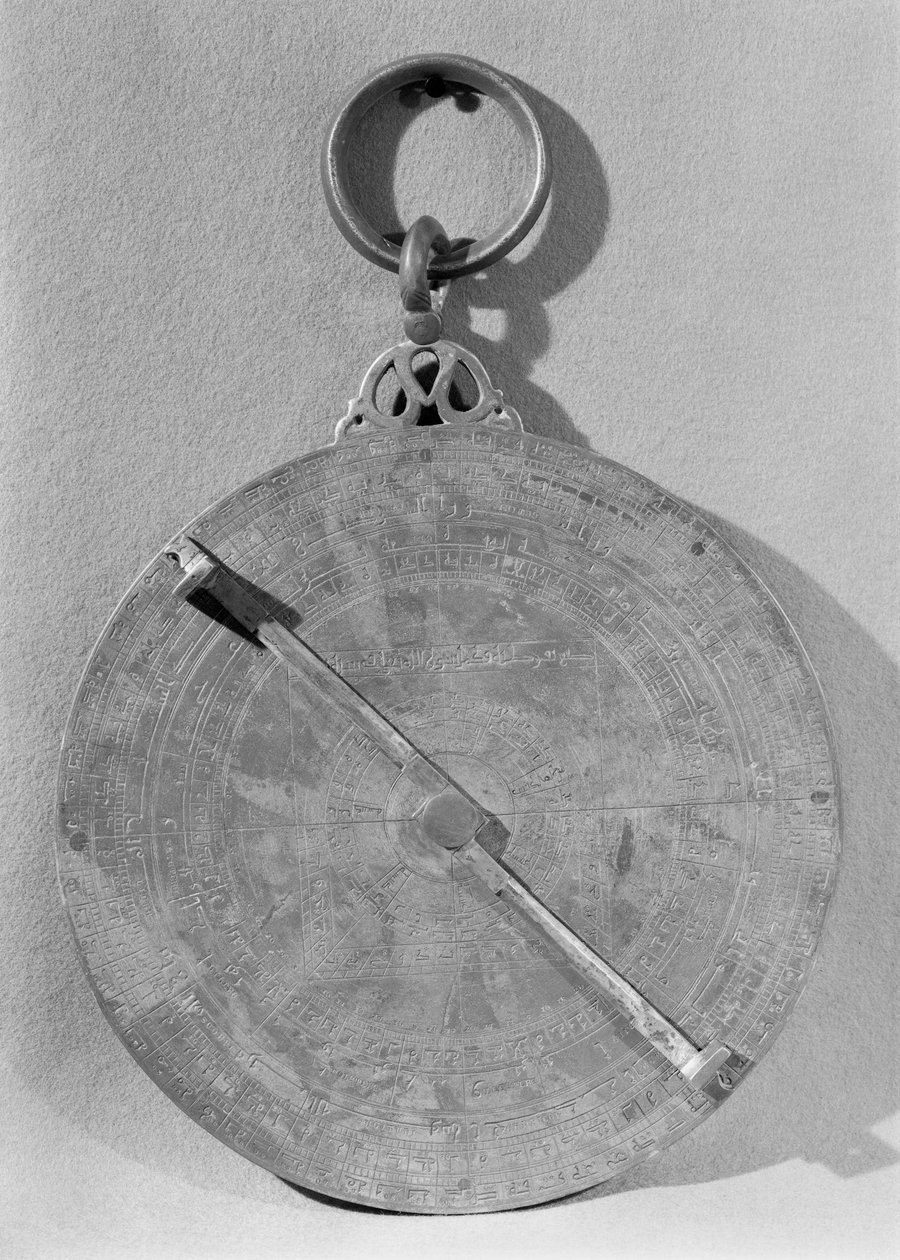 Bagsiden af en maurisk astrolabium, fra Cordoba, 1054 (metal) af Spanish School