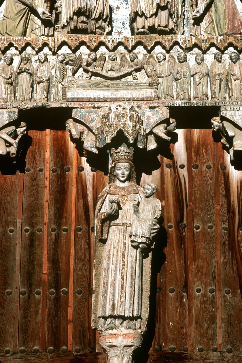 Vestportalen med statue af Madonna og barn og relief af den sidste dom af Spanish School