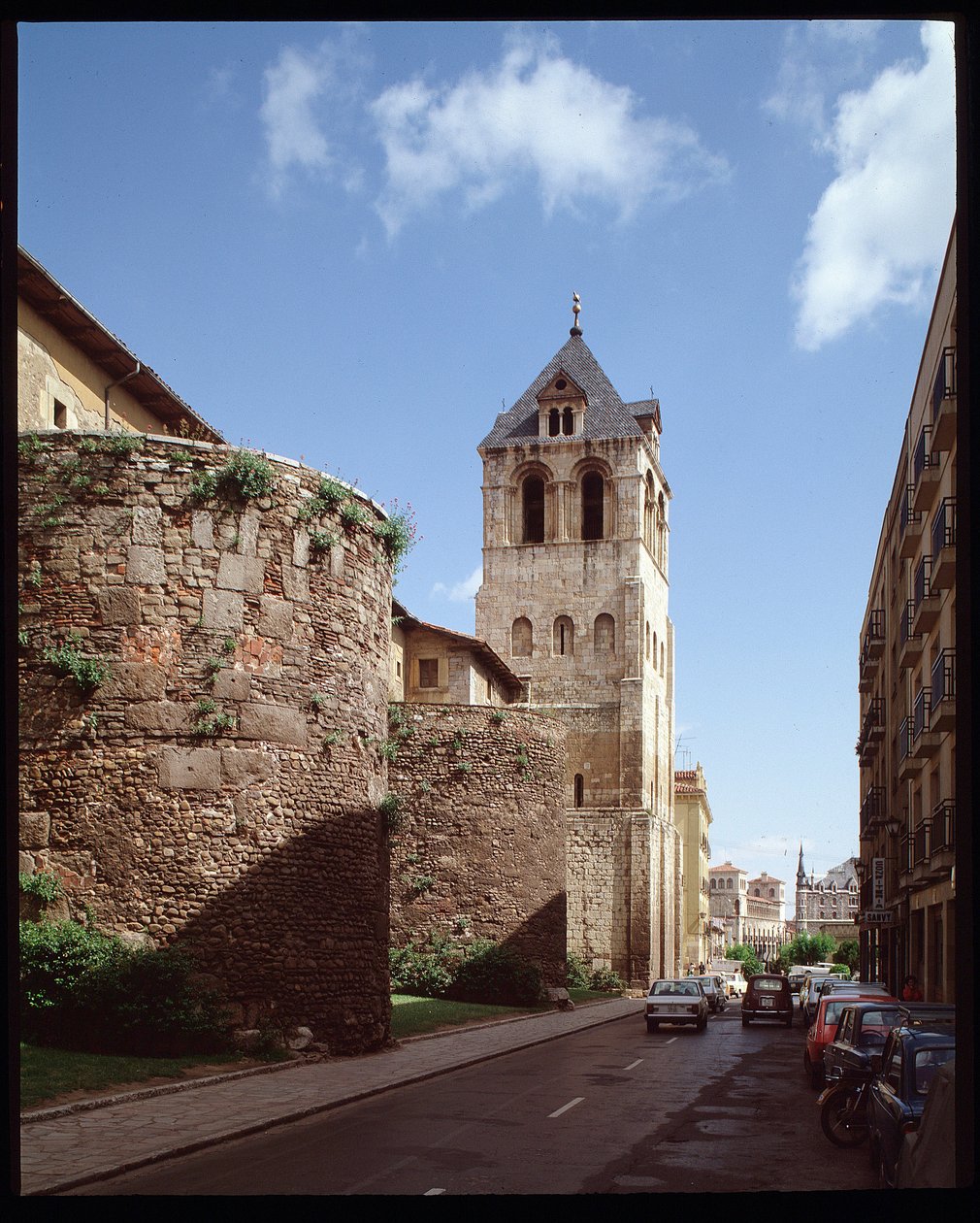 Udsigt over basilikaen og romerske mure af Spanish School