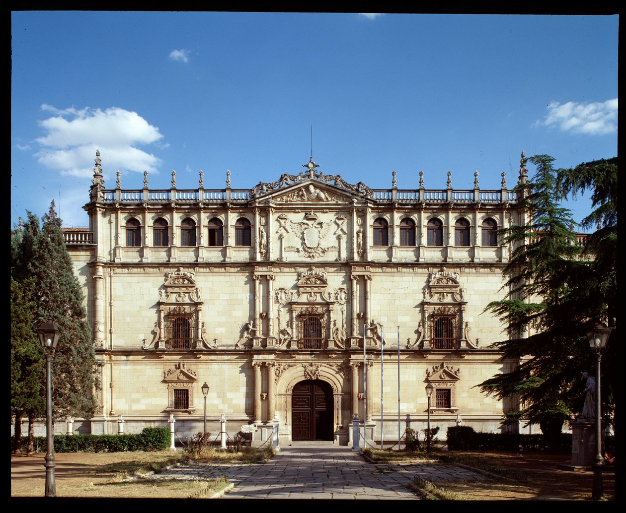 Udsigt over den plateresque facade af det gamle Alcala Universitet af Spanish School
