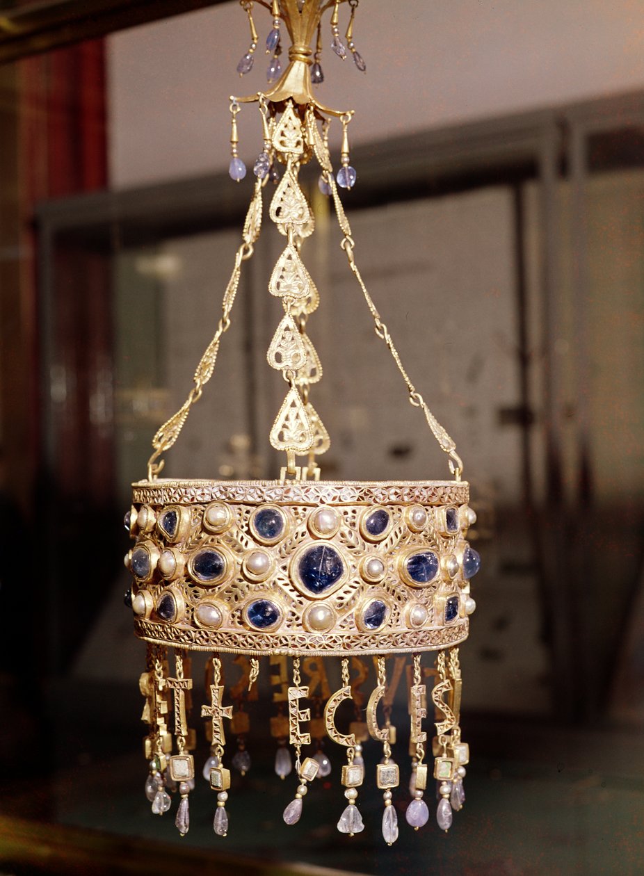 Votiv krone af kong Recesvinth (r.652-72) fra Treasure of Guarrazar, ca. 670 (guld, bjergkrystal, perler og safirer) af Spanish School