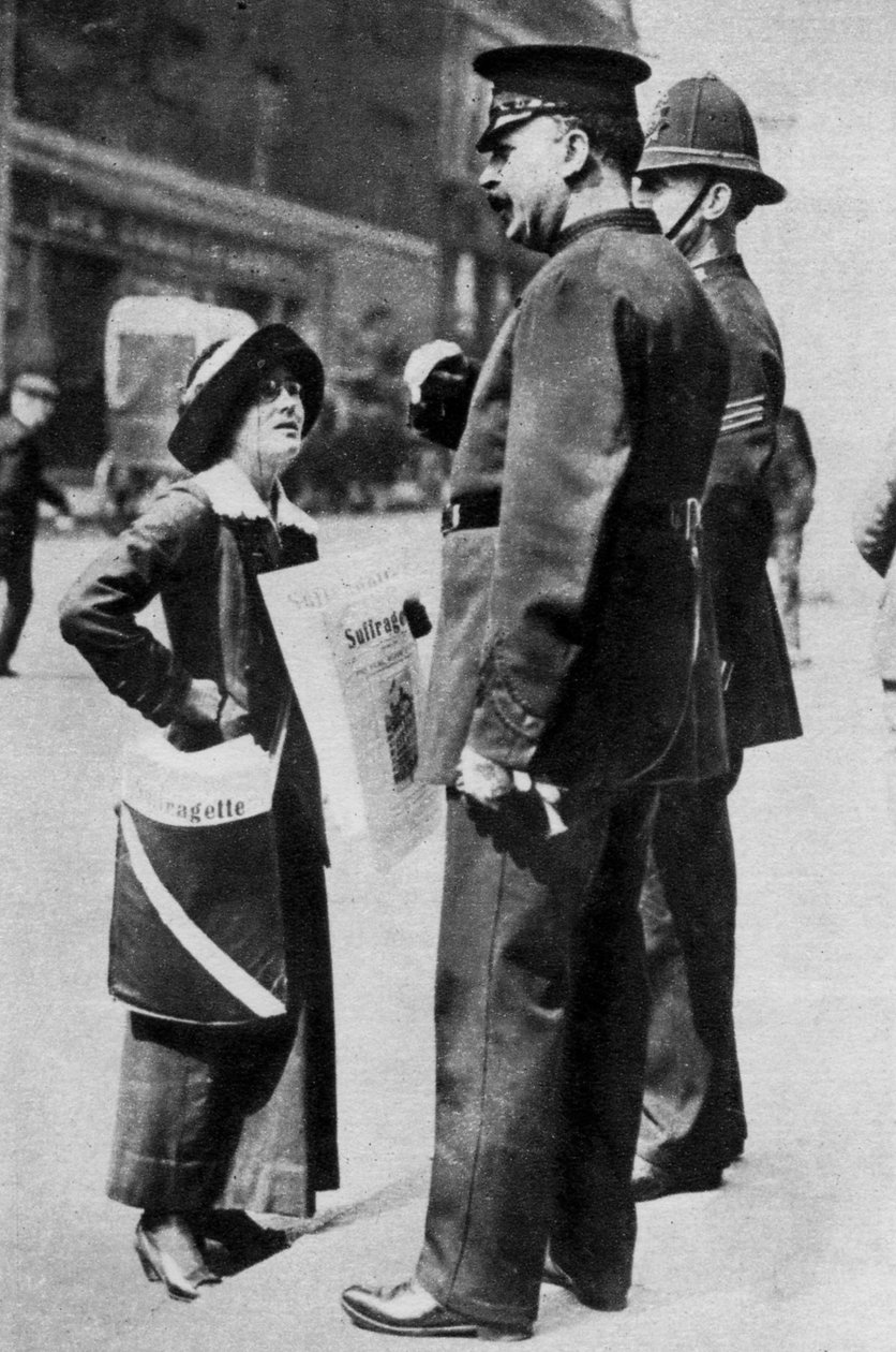 En suffragette, der konfronterer to politimænd, 1913 1937. af Sport and General