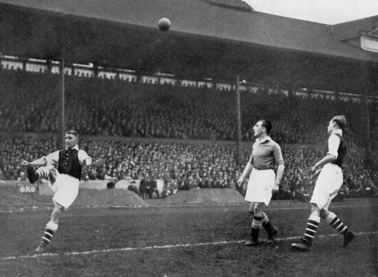 Akrobatik i en kamp mellem Arsenal og Chelsea på Stamford Bridge, London, c1933-c1938 af Sport and General