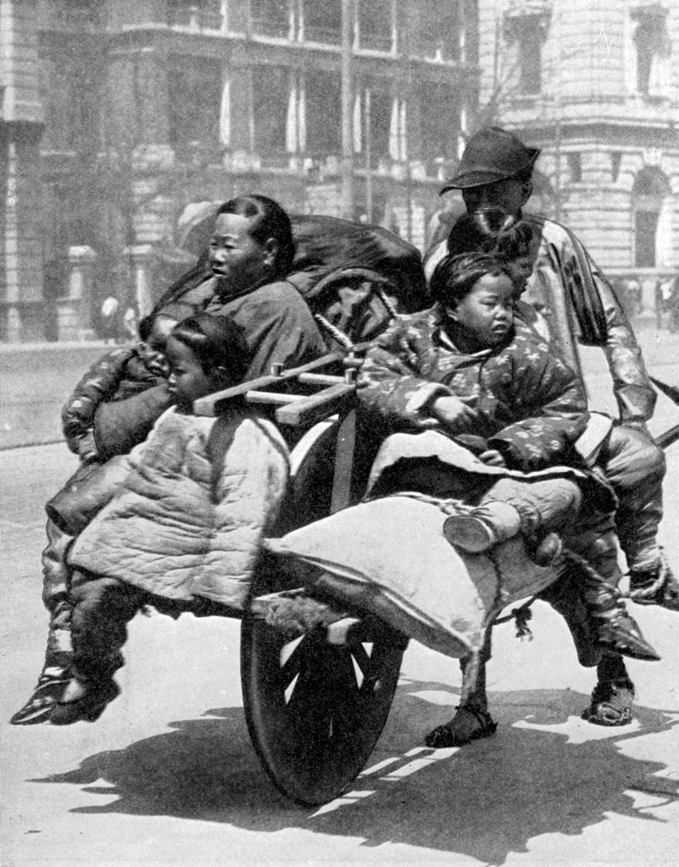 Kinesisk familie på en vogn, 1936. af Sport and General