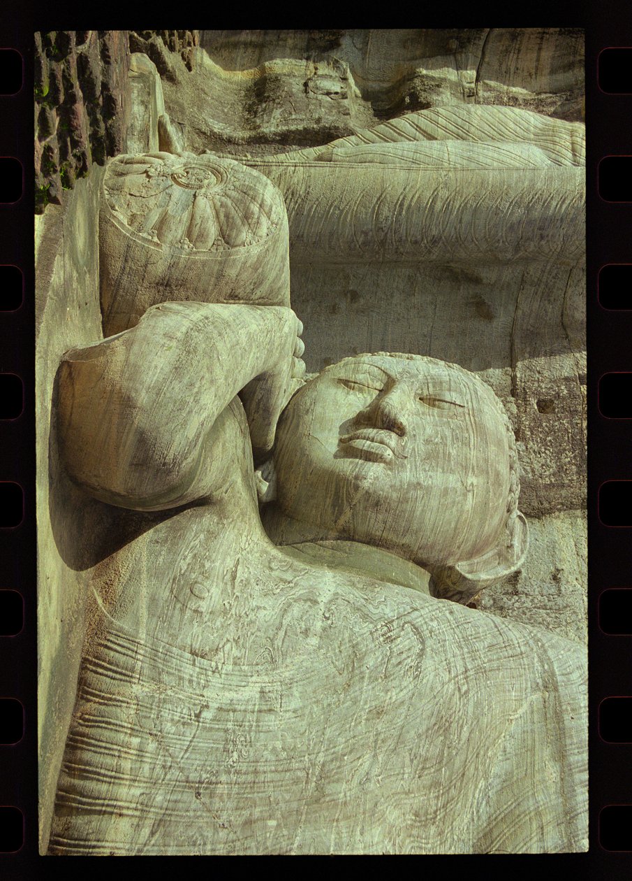 Liggende Buddha, Gal Vihara (granit) (detaljer) af Sri Lankan