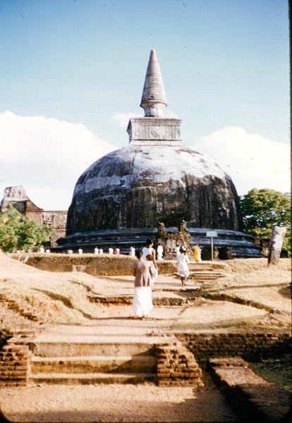 Udsigt over en dagoba (buddhistisk kuppel) af Sri Lankan