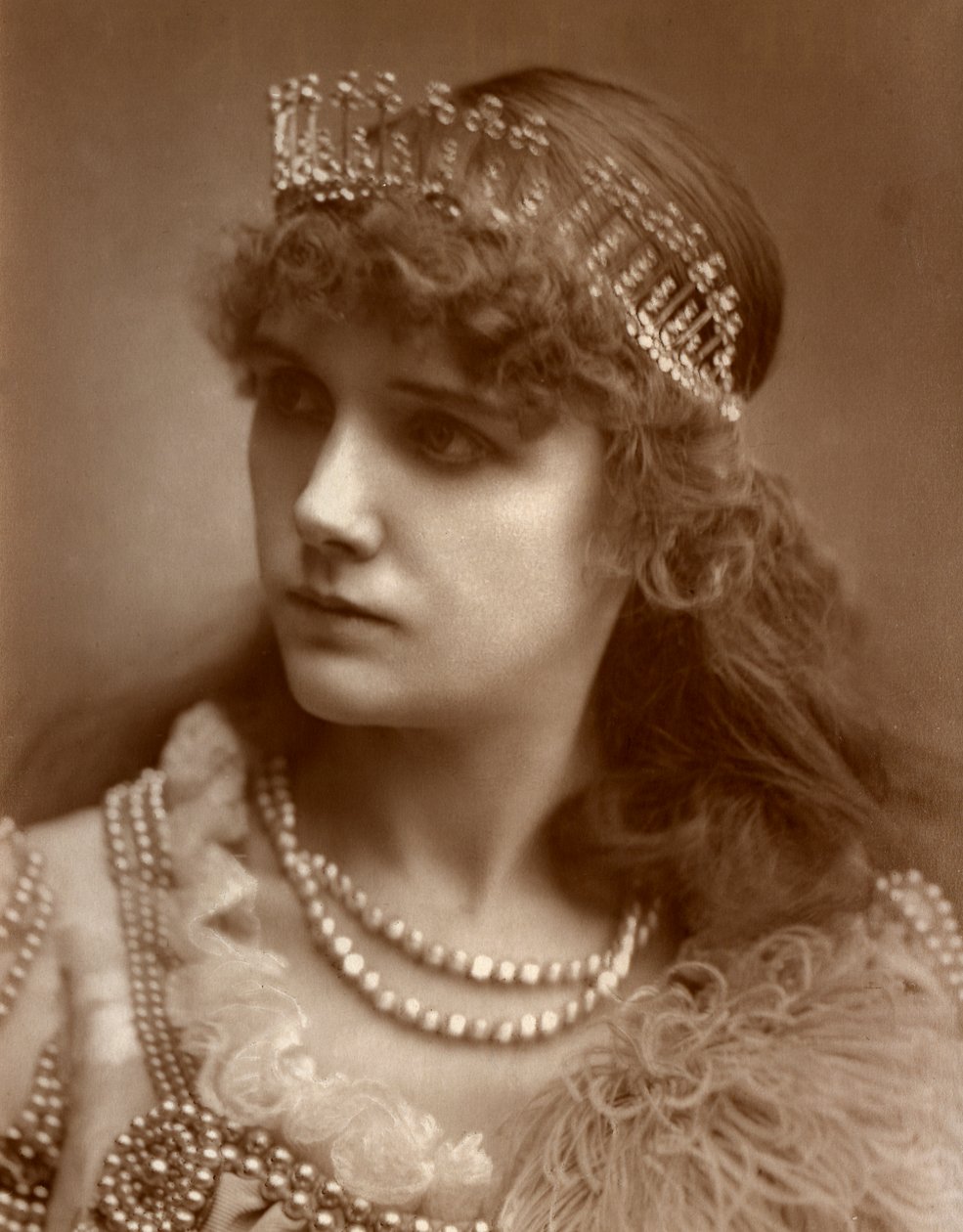 Marion Hood, britisk sopran-opera og musikteatersangerinde, 1884. af St James
