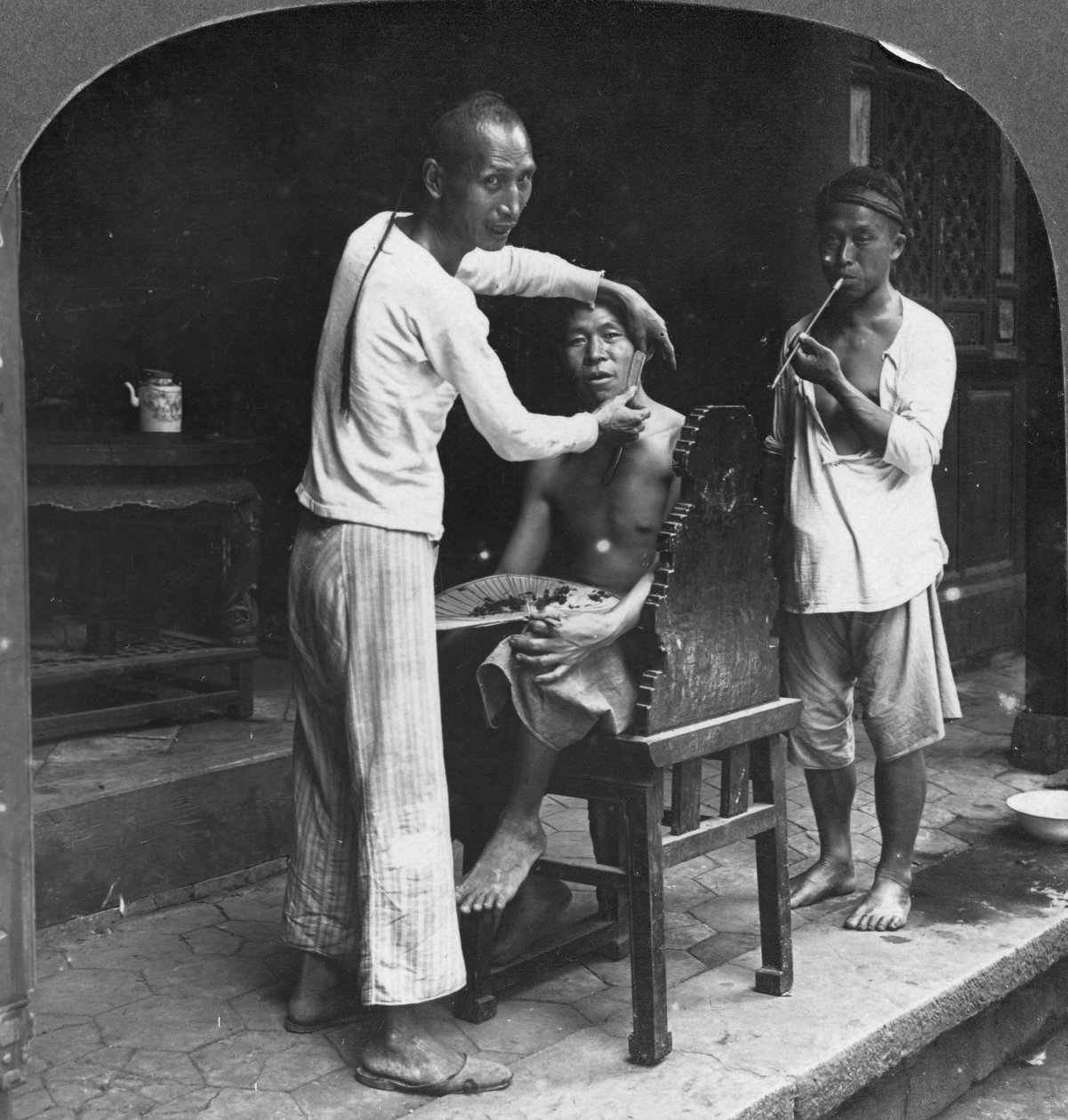 En kinesisk barber i Bhamo, Burma, 1908 af Stereo Travel Co
