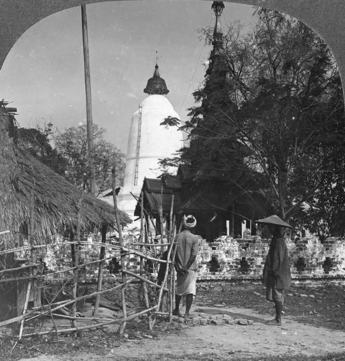 En paraplyformet pagode, Bhamo, Burma, 1908 af Stereo Travel Co